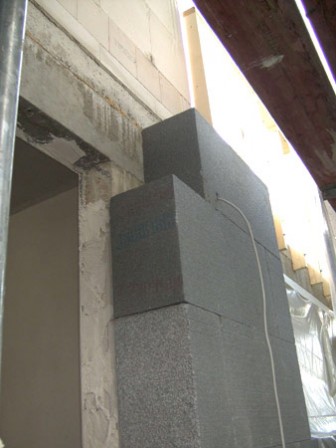 A falon 30 cm-es Neopor hőszigetelés.