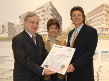 A 2009-es németországi BAU kiállítás keretein belül az intézetvezető professzor Dr. Wolfgang Feist a badeni Schöck gyártónak átadta a megfelelőségi minősítést. Forrás: Schöck