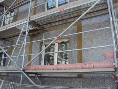 Az ablakok körüli bevágásnál a rések kitöltésére is figyelnek az EPS Grafit-al történő hőszigetelésnél.